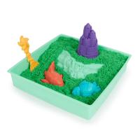 KINETIC SAND KRABICA TEKUTÉHO PIESKU S PODLOŽKOU ZELENÁ