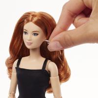 Barbie basics bábika v čierných šatách rusovláska