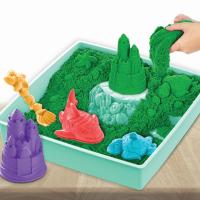 KINETIC SAND KRABICA TEKUTÉHO PIESKU S PODLOŽKOU ZELENÁ