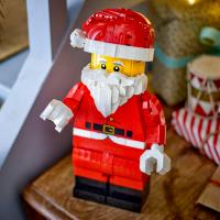 Zvětšená minifigurka Santy