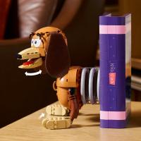 Knižní zarážky: Slinky z filmu Toy Story