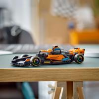 Závodní auto McLaren Formule 1 2023