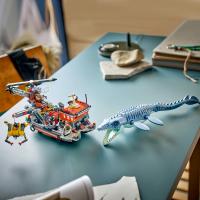 Útok dinosaura mosasaura na loď