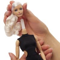 Barbie basics bábika v čierných šatách blondýnka