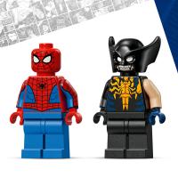 Spider-Man a auto vs. venomizovaný Wolverine