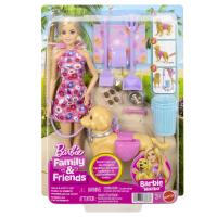 Barbie bábika so psíkom na prechádzke