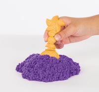 KINETIC SAND KRABICA TEKUTÉHO PIESKU S PODLOŽKOU FIALOVÁ