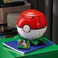 Poké Ball s ikonickými momentmi Trénerov