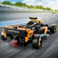 Závodní auto McLaren Formule 1 2023