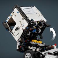 Nákladní auto Volvo FMX a elektrický bagr Volvo EC230